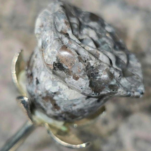 🌹 Natural Yooperlite Rose Carving with Silver colored Metal Stem - Picture 4 of 5